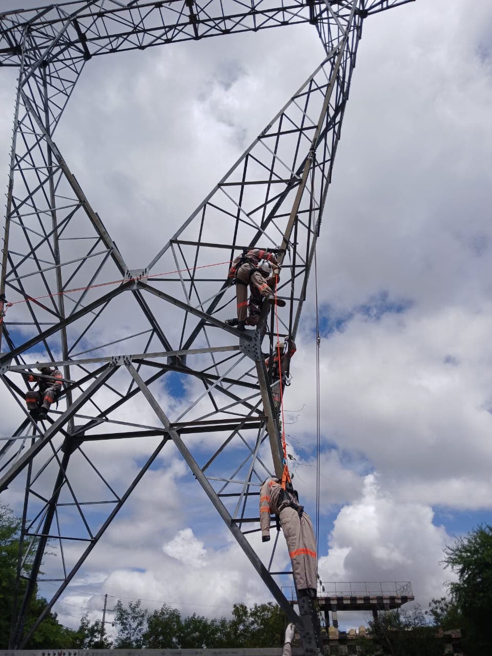 Equipe técnica da SEGBA em atividade de campo em estrutura elétrica